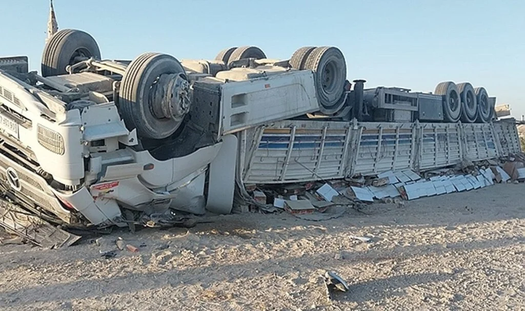 Konya'da kontrolden çıkan tır devrildi: 2 yaralı