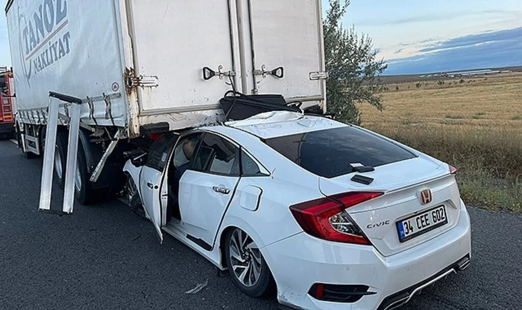 Konya'da otomobil kamyona arkadan çarptı: 1 ölü, 3 yaralı