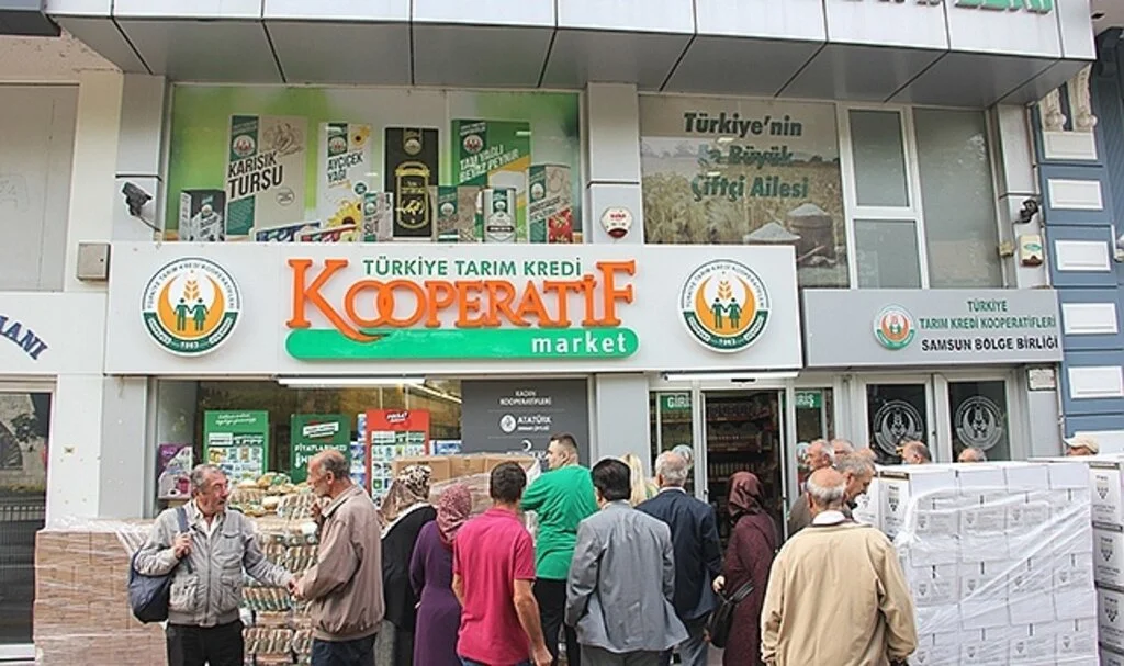 Kooperatif marketi önünde yağ ve şeker kuyrukları devam ediyor