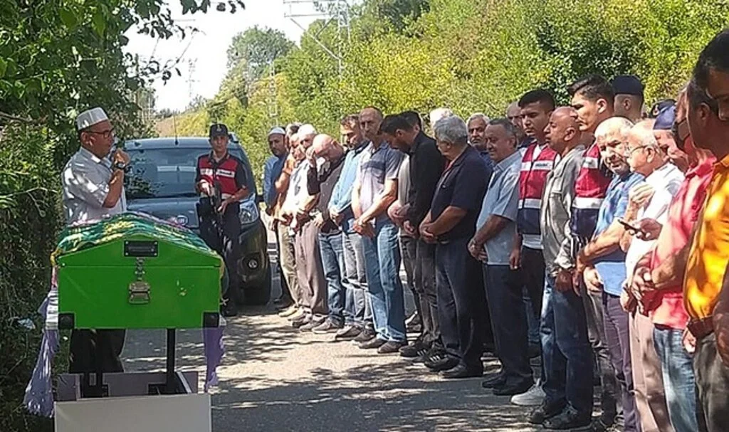  Köpeklerin parçaladığı yaşlı kadın toprağa verildi