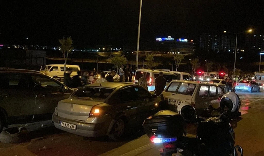 Köprüde araçlar birbirine girdi: 6 yaralı