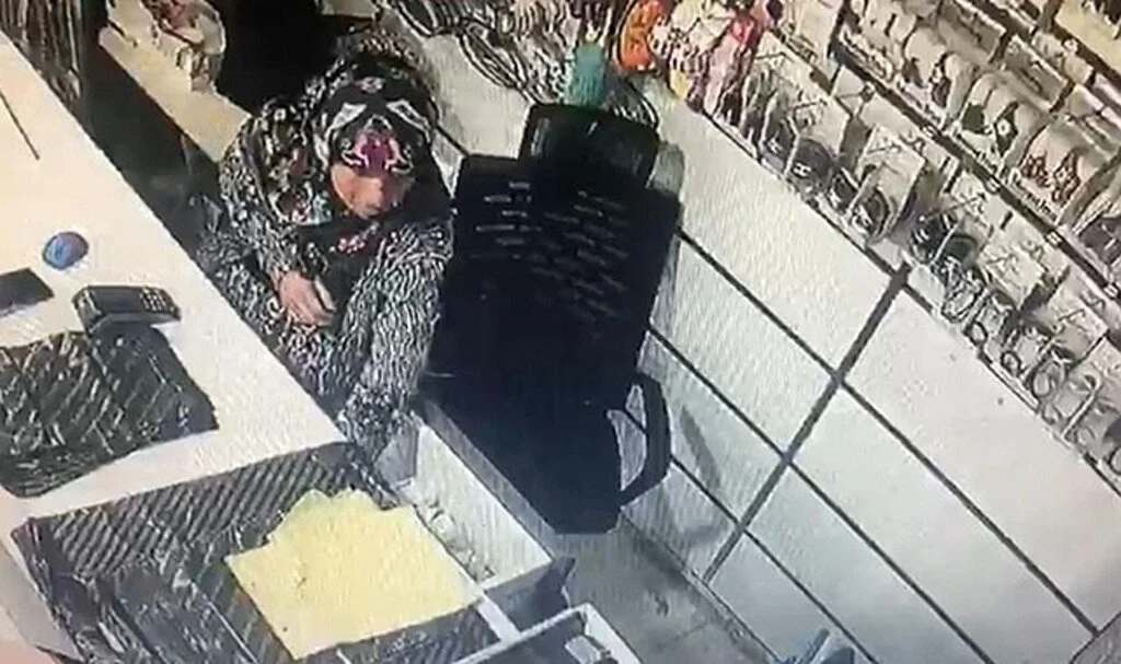 Küçük çocuğun gözü önünde hırsızlık yaptı
