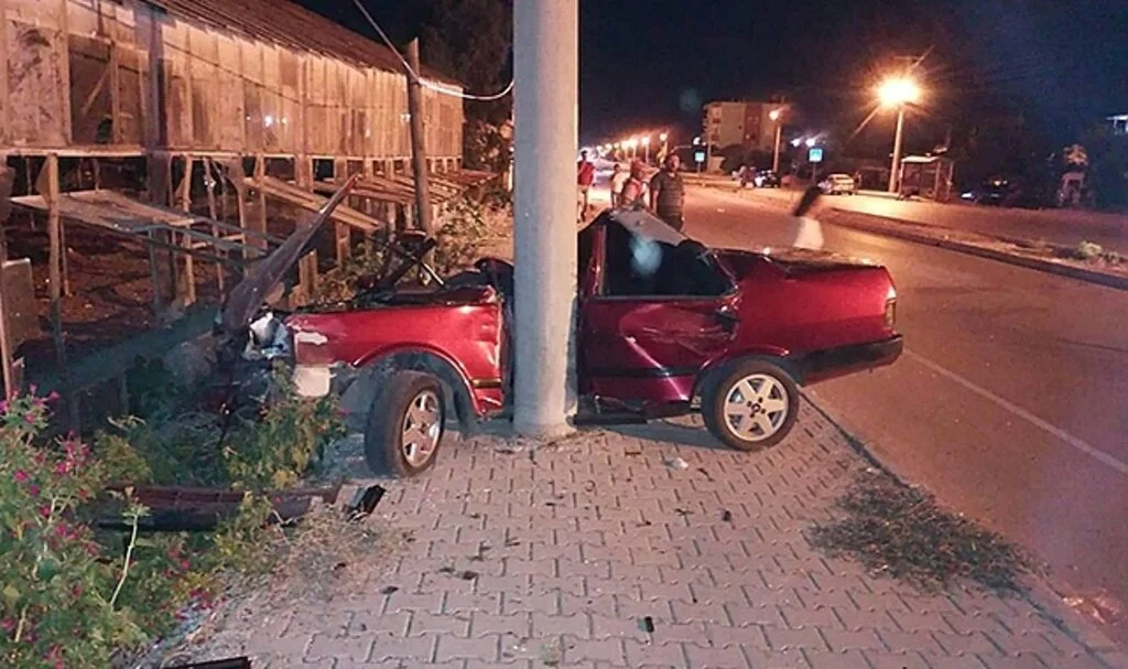 Kumluca'da iki otomobil çarpıştı: 1 ölü 6 yaralı