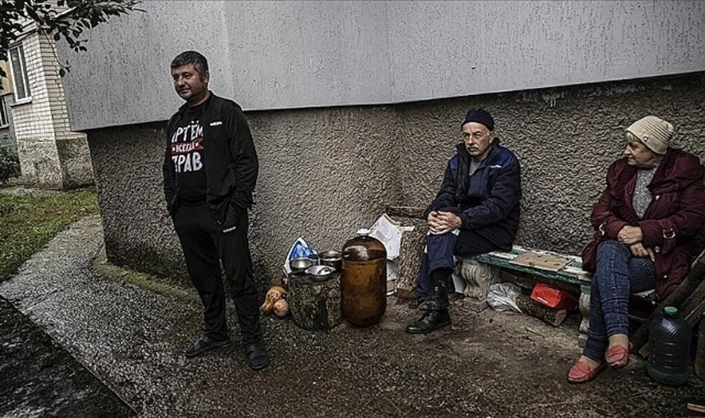 Kupyansk şehrinde kalanlar top ve roket sesleri altında hayatlarını sürdürmeye çalışıyor