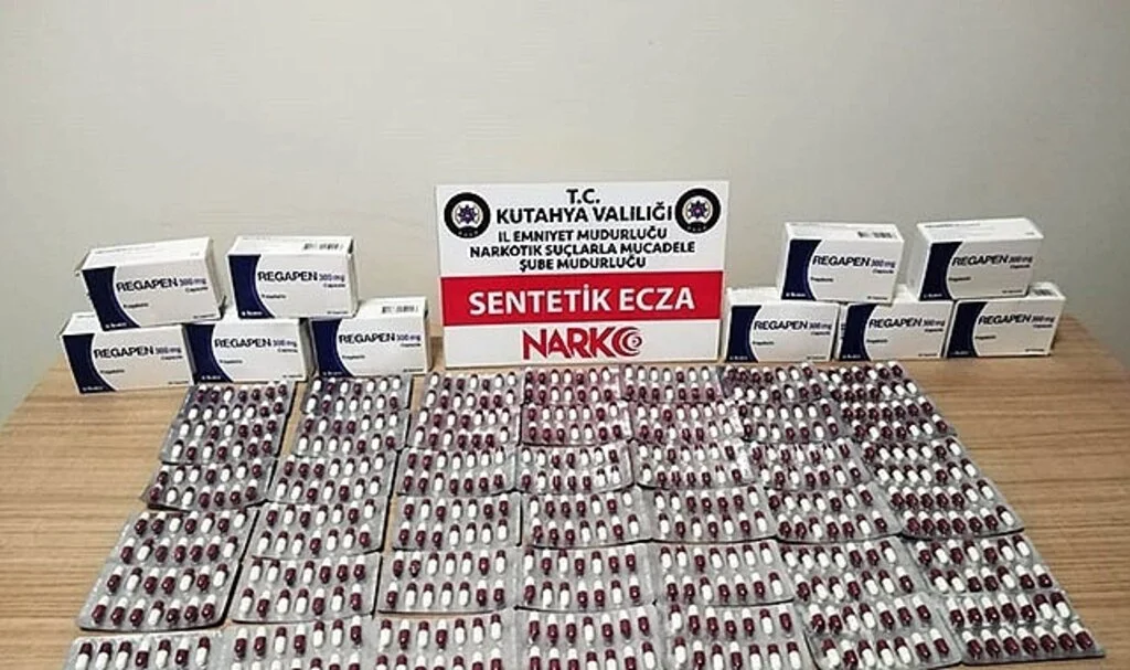 Kütahya’da bir araçta 588 adet sentetik ecza ele geçirildi