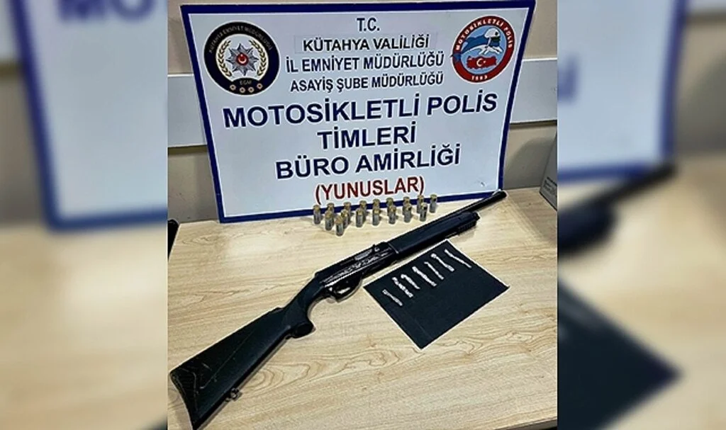 Kütahya’da ehliyetsiz sürücünün aracında ruhsatsız tüfek ve uyuşturucu ele geçirildi
