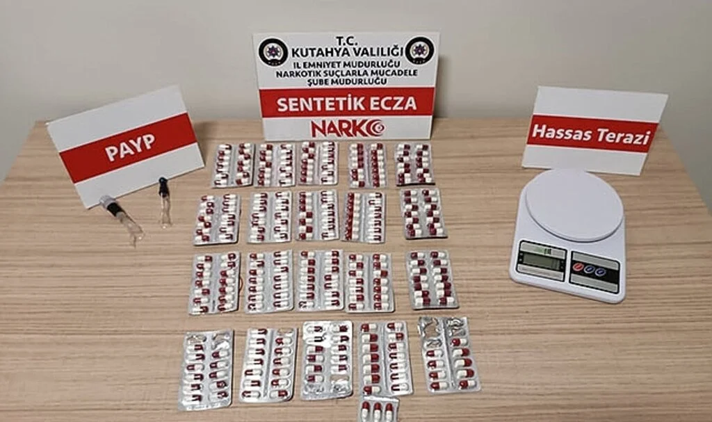 Kütahya’da uyuşturucu operasyonunda 859 adet sentetik ecza ele geçirildi
