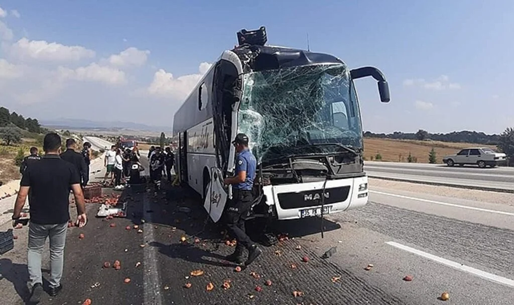 Kütahya’da yolcu otobüsü kamyona çarptı: 8 yaralı