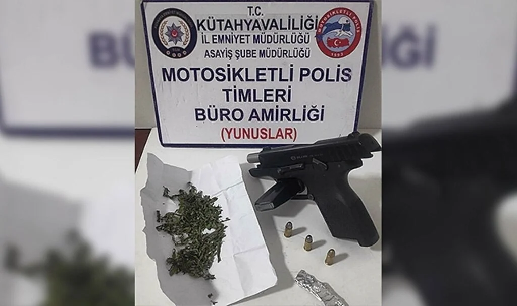 Kütahya’daki bir araçta silah ve uyuşturucu ele geçirildi