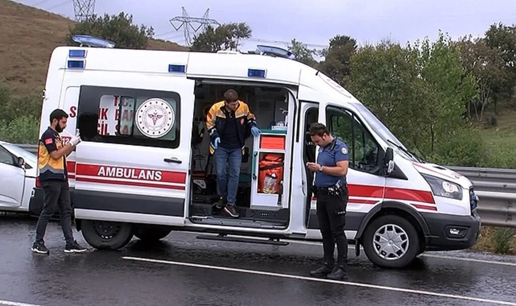 Kuzey Marmara Otoyolu’nda ıslak zeminde kontrolden çıkan araç takla attı: 1 yaralı