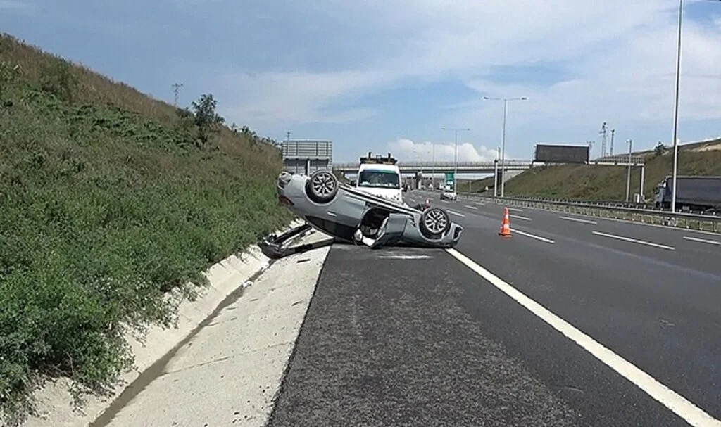 Kuzey Marmara Otoyolu’nda kaza, lüks araç takla attı 2 kişi yaralandı