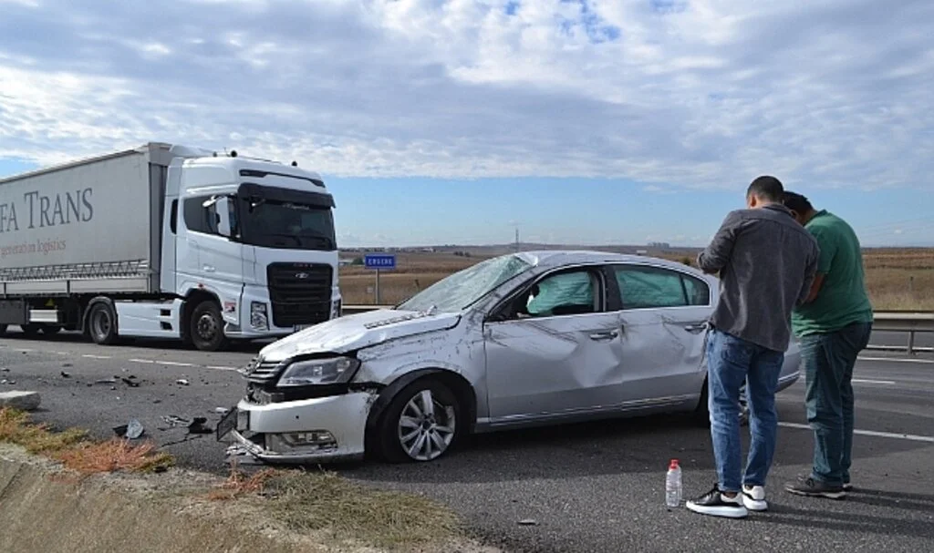 Lastiği patlayan otomobil takla attı, yabancı uyruklu sürücüsü yaralandı