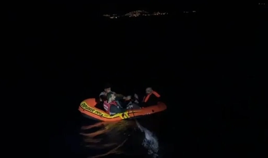 Lastik botta 3 göçmen kurtarıldı