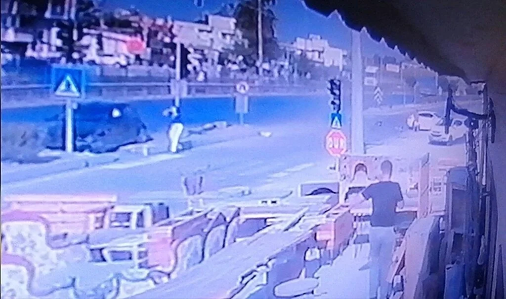 Lüks otomobillerin kazasında kadın sürücü ölümden döndü, yaşadığı korku kameraya yansıdı