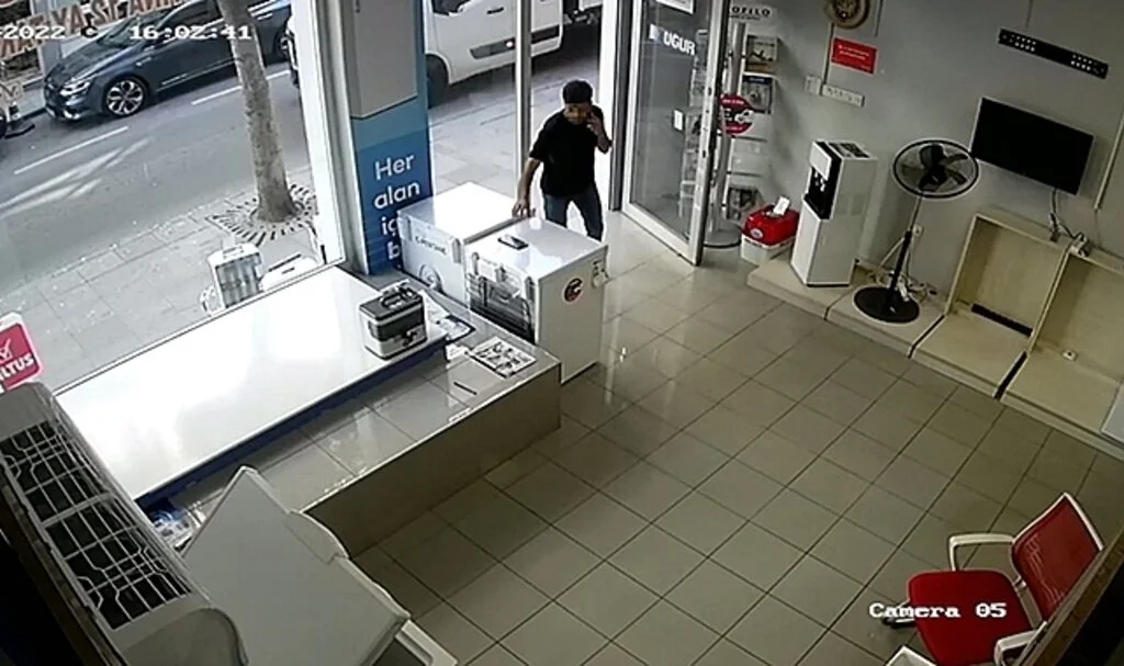 Mağazadan cep telefonunu böyle çaldı