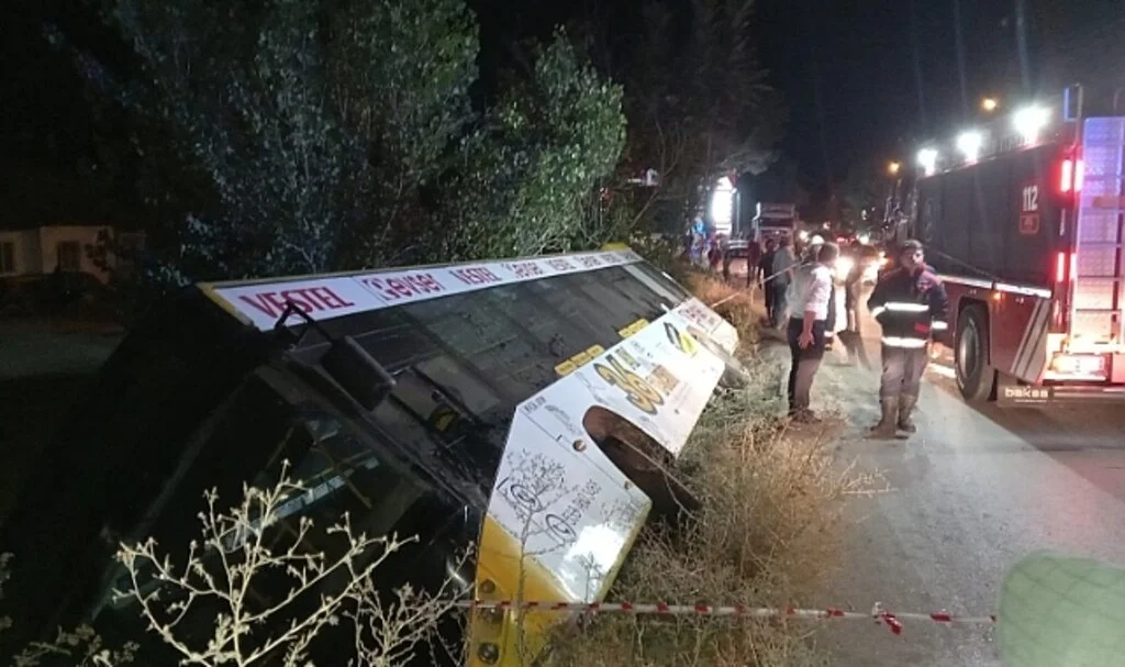 Malatya'da sürücüsünün kontrolünden çıkan yolcu otobüsü yan yattı. Kazada 4 kişi yaralandı.
