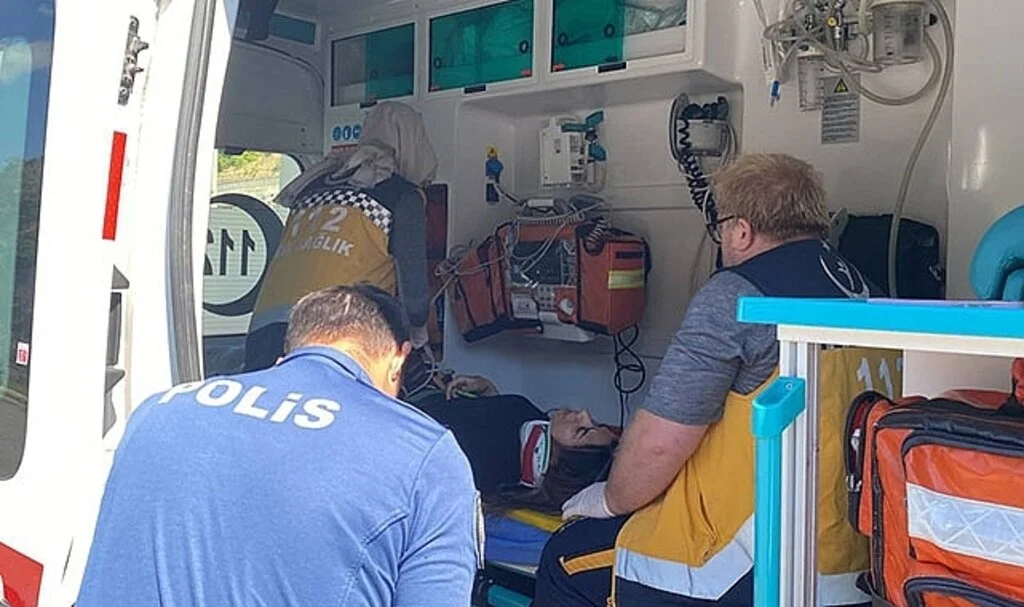 Maltepe’de kontrolünü kaybeden taksi sürücüsü, otomobile arkadan çarptı: 2 yaralı