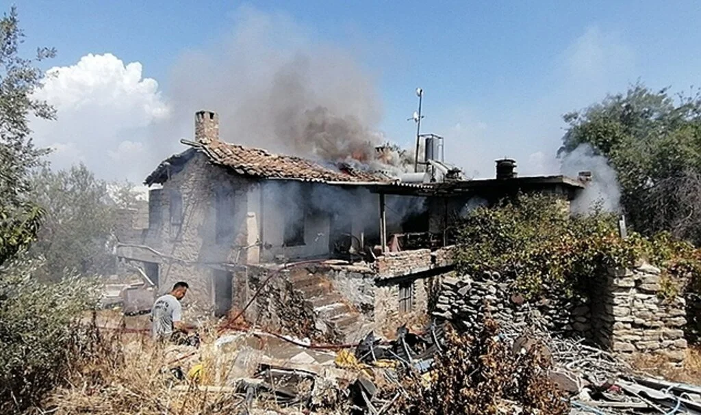 Manavgat'ta 100 yıllık tarihi ev küle döndü