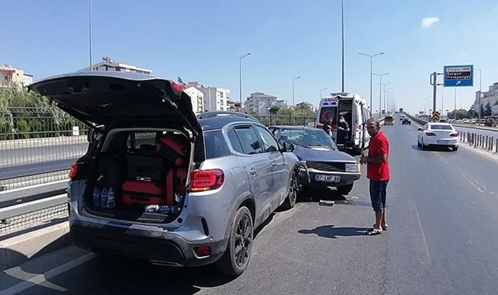 Manavgat'ta iki otomobil çarpıştı: 3 yaralı