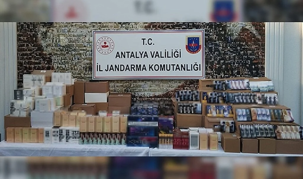Manavgat'ta kaçak parfüm ve sigara operasyonu