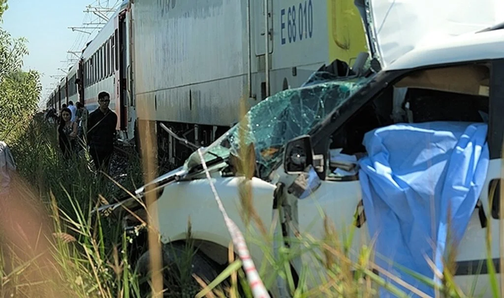 Manisa’da trenin çarptığı aracın sürücüsü öldü