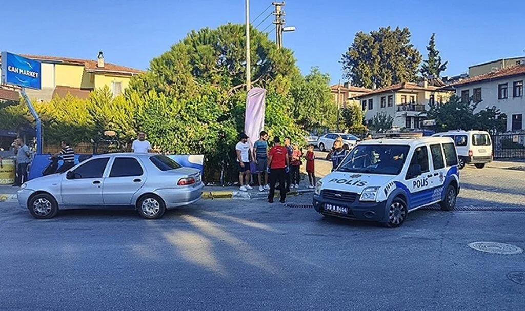 Marketteki kediye şiddet uyguladığı ileri sürülen bir kişi kendisine müdahale eden 2 kişiyi bıçakla yaraladı