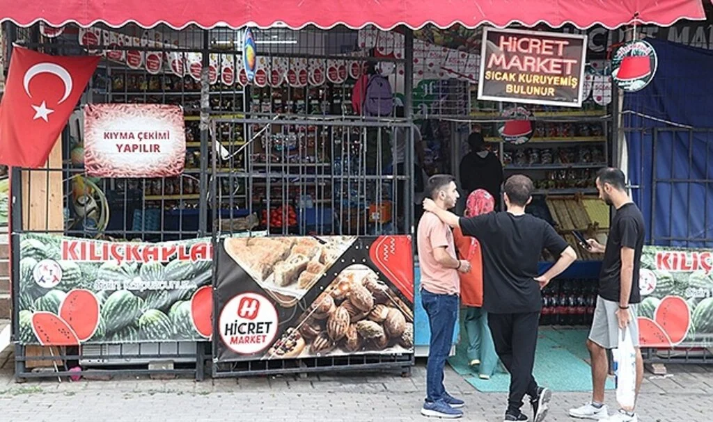 Marketten hırsızlık yapmaya çalışan çocuğu uyarınca bıçaklandı