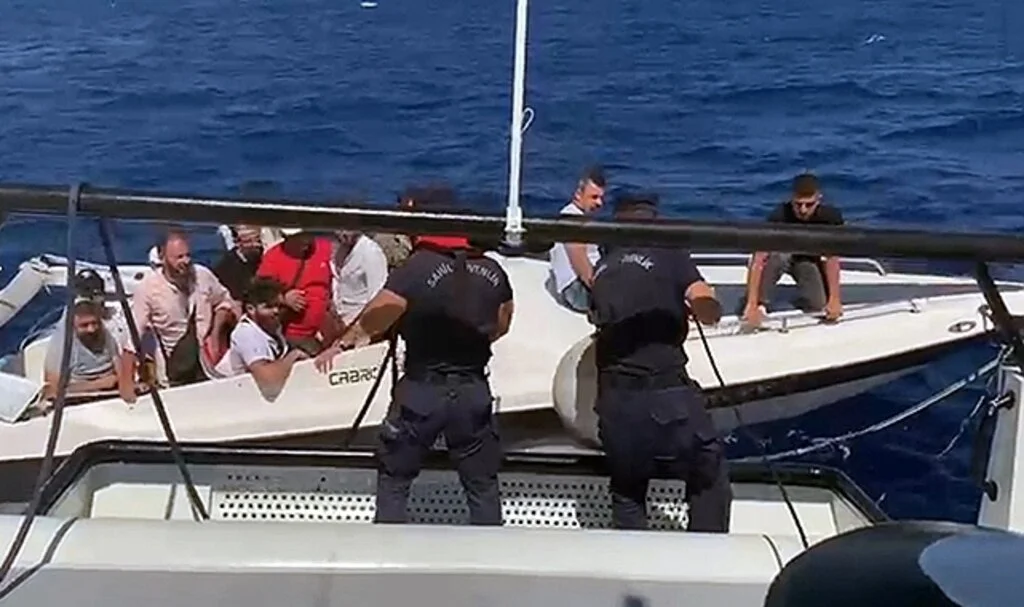 Marmaris’te 15 düzensiz göçmen kurtarıldı