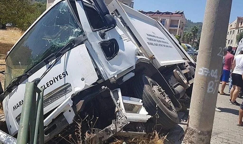 Marmaris’te çöp kamyonu kaza yaptı: 3 yaralı