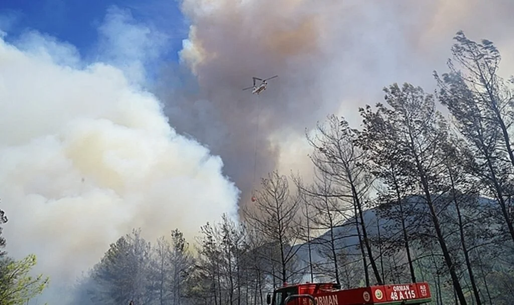 Marmaris’teki orman yangınına 14 uçak ve 35 helikopter ile havadan müdahale ediliyor