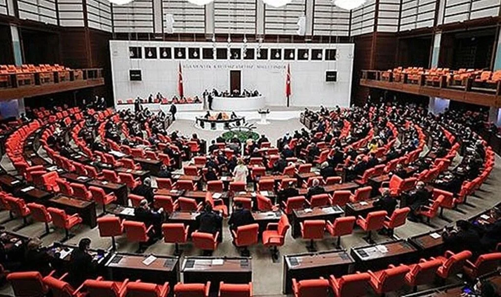 Meclis 3 aylık aranın ardından cumartesi günü açılıyor: Gündemde EYT, yeni ekonomi paketi, sosyal medya yasası, AYM ve RTÜK’e üye seçimi olacak