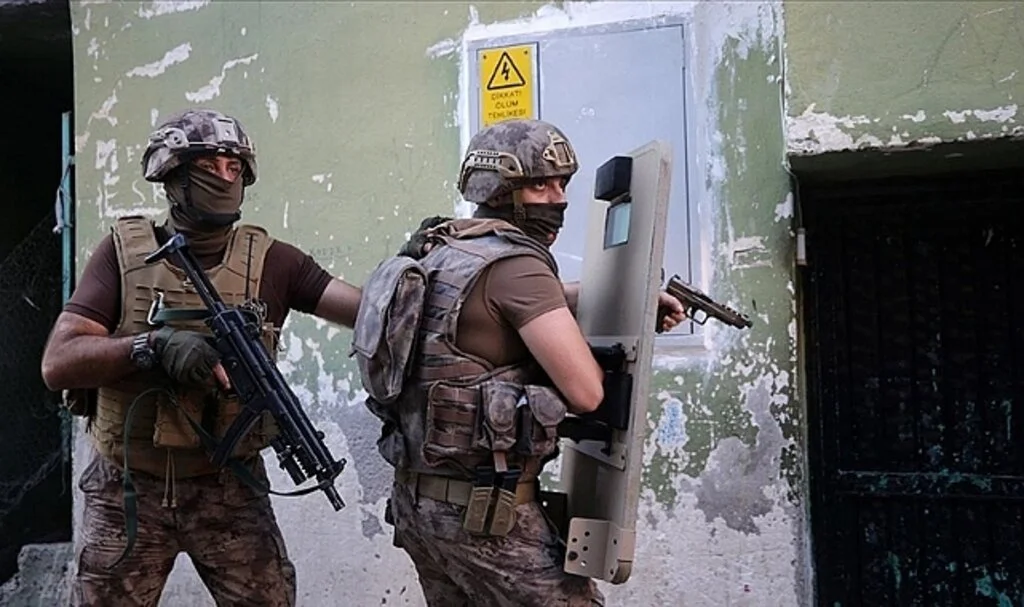 Mersin'de 10 DEAŞ şüphelisinin yakalanmasına yönelik operasyon başlatıldı