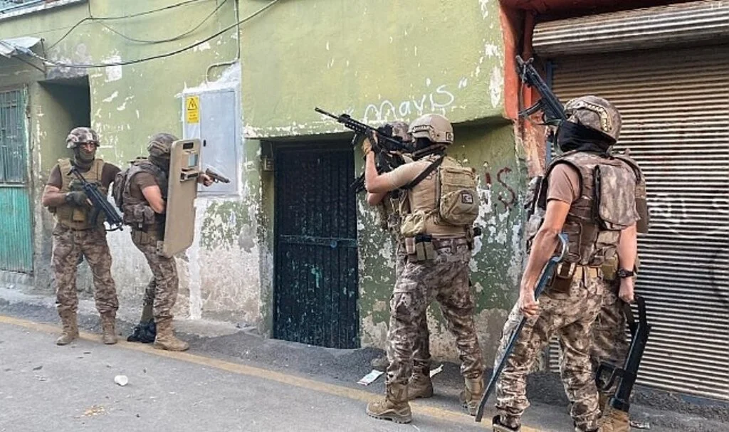 Mersin'de DEAŞ operasyonunda 3 kişi tutuklandı