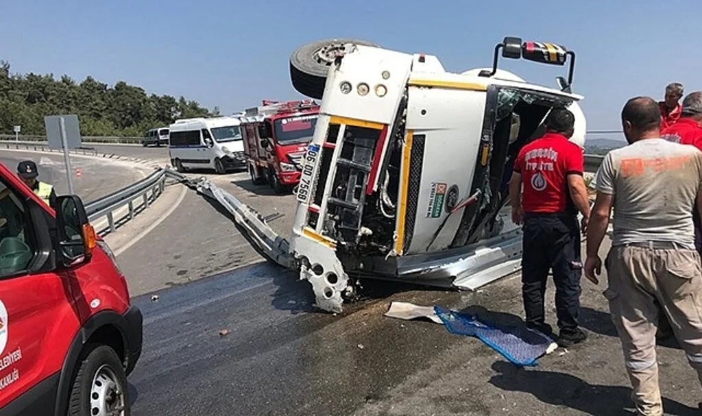 Mersin'de devrilen su tankerinin sürücüsü hayatını kaybetti