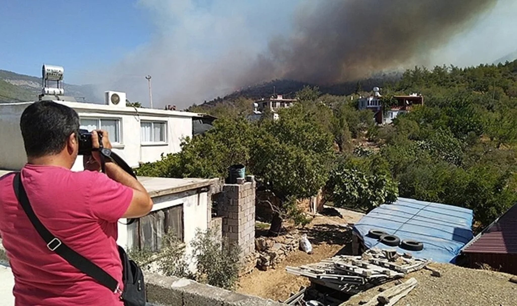 Mersin'deki orman yangını sürüyor: 30 ev tedbiren boşaltıldı