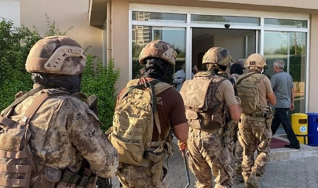 Mersin'deki terör operasyonunda 20 kişi gözaltına alındı