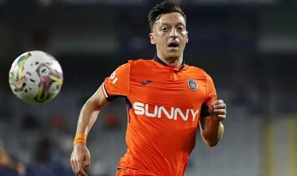 Mesut Özil'de beklenen oldu! Başakşehir'den ayrılıyor mu?