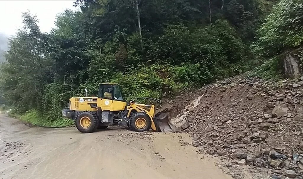 Meteorolojiden, Doğu Karadeniz için kuvvetli yağış, Doğu Anadolu'ya fırtına uyarısı