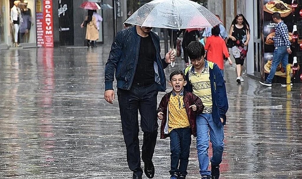 Meteorolojiden Orta ve Doğu Karadeniz kıyıları için kuvvetli sağanak uyarısı