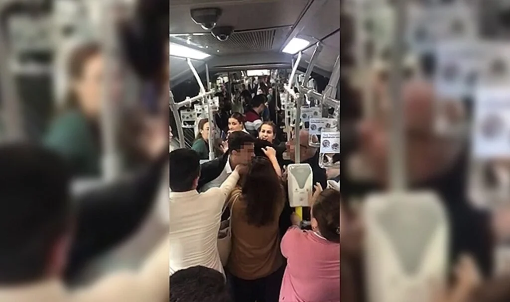 Metrobüs'te koltuk verme kavgası