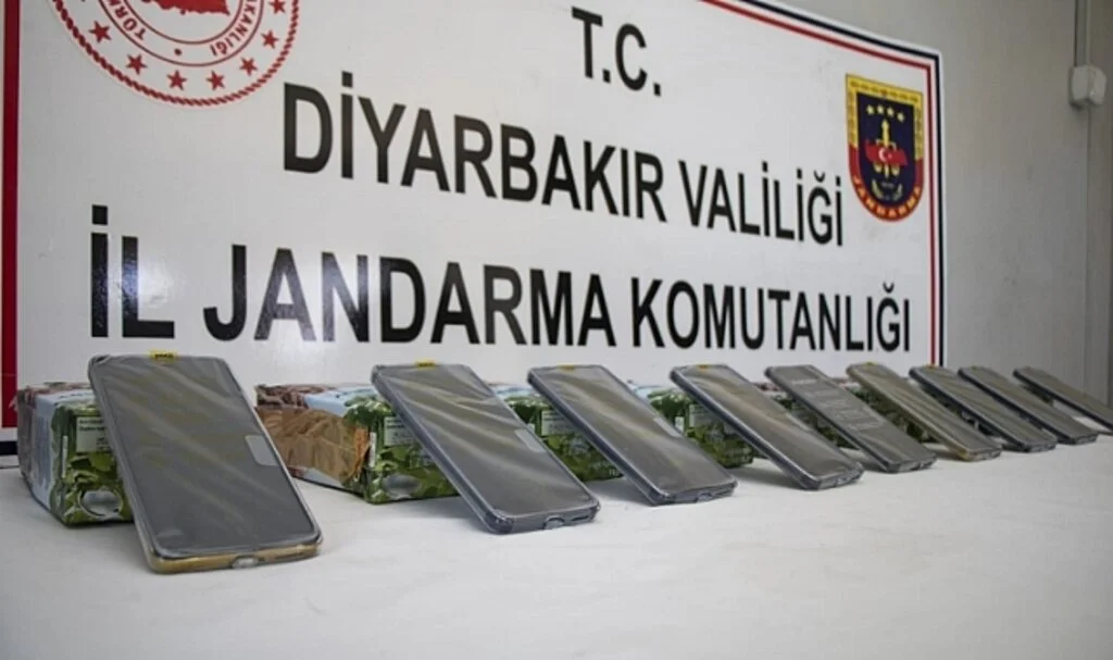 Meyve suyu kutusu içinde 975 bin lira değeri olan 65 cep telefonu ele geçirildi