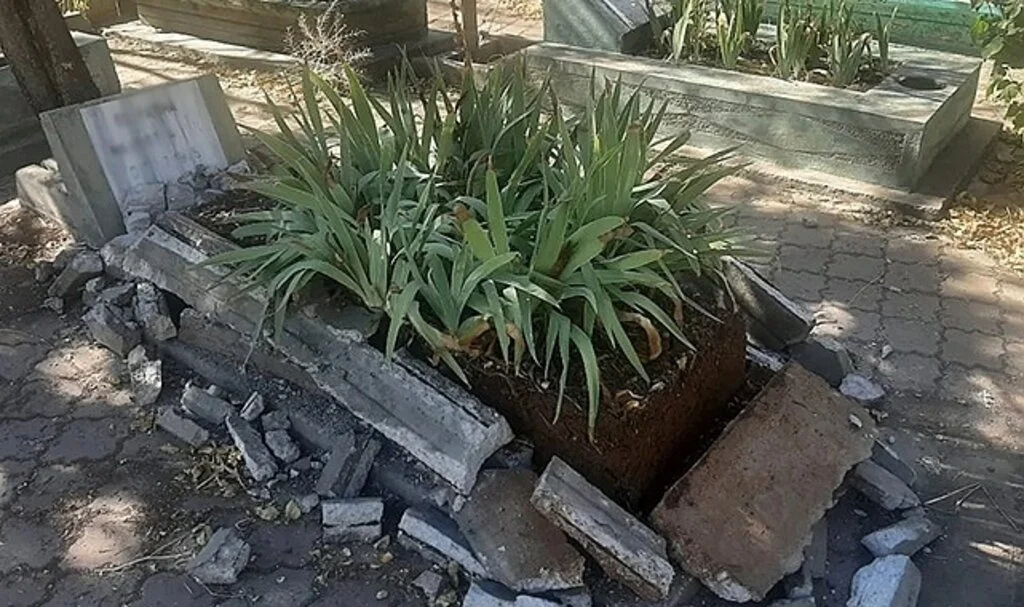  Mezarlıkta alkol alıp, kabirlerdeki demirleri çaldılar