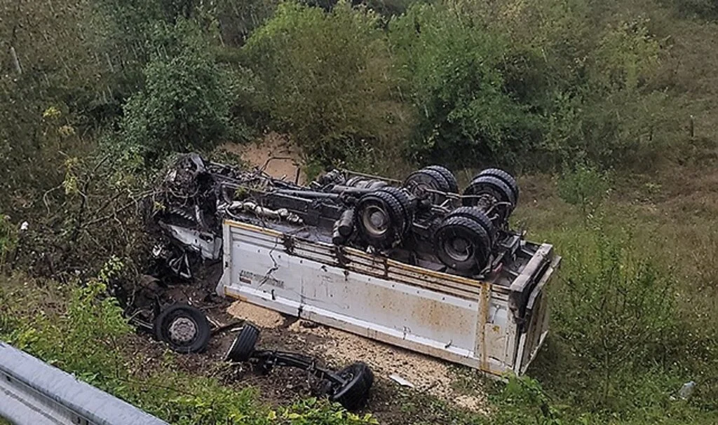 Mıcır yüklü hafriyat kamyonu şarampole devrildi: 1 ölü