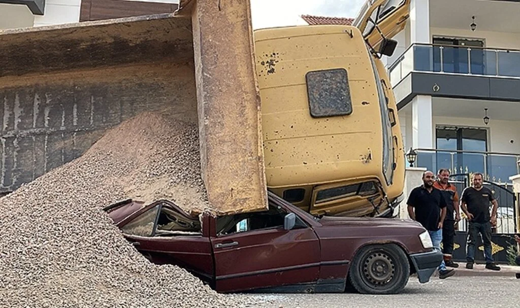 Mıcır yüklü kamyon Mercedes’i hurdaya çevirdi