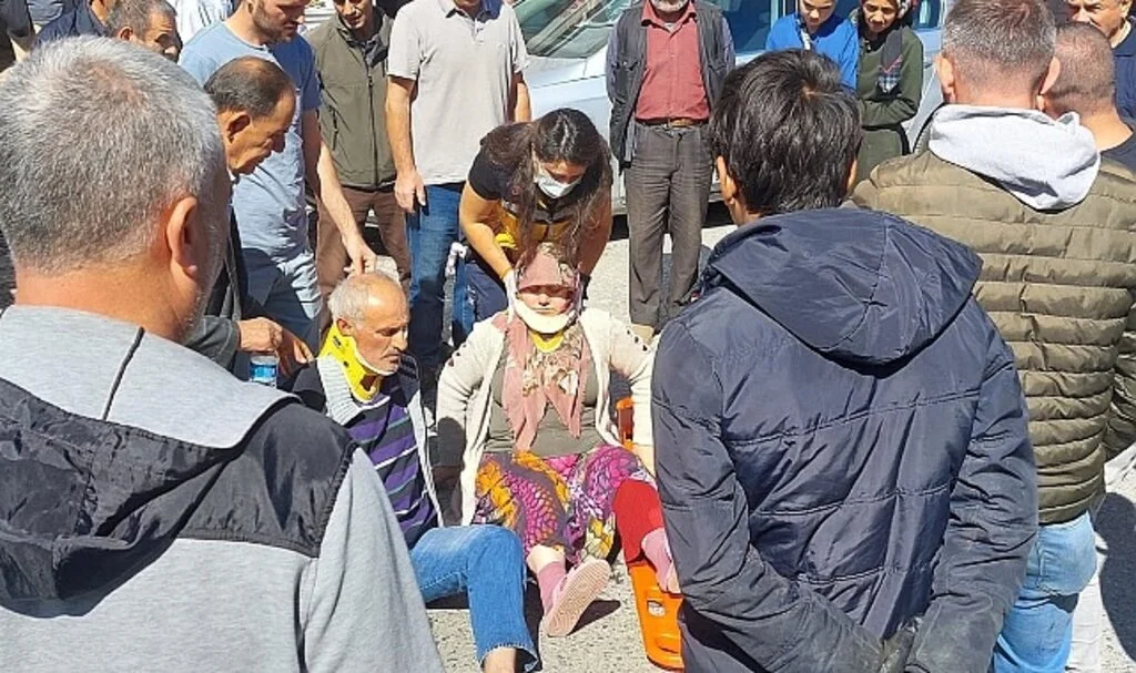 Minibüs ile motosiklet çarpıştı: 2 yaralı