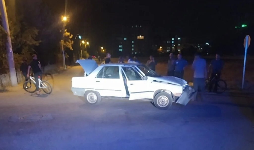 Minibüs ile otomobil çarpıştı: 2 yaralı
