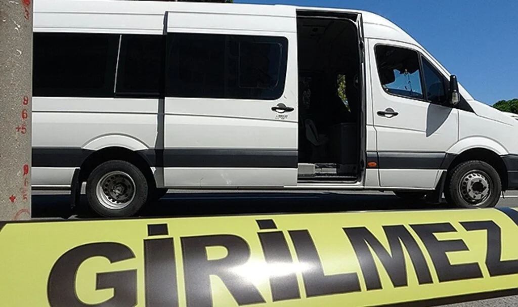 Minibüsün açık kapısından düşen kadın ağır yaralandı
