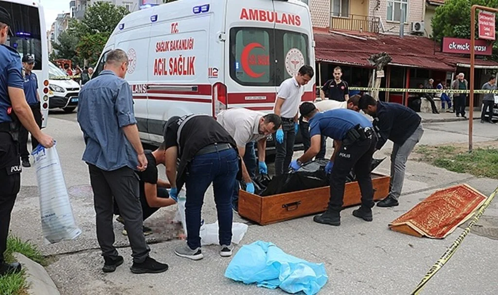 Minibüsün çarptığı kadın hayatını kaybetti, yakınları kriz geçirdi