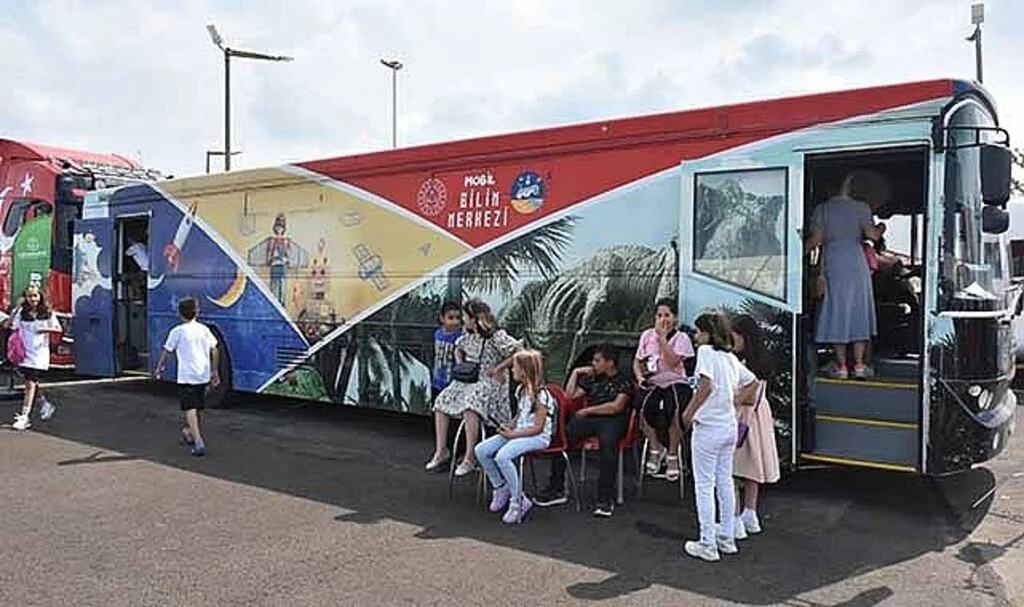 "Mobil Bilim Merkezi" ile kırsalda yaşayan 450 bin çocuğa ulaşıldı