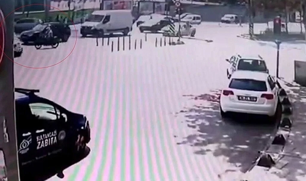 Motokurye dönüş yapan polis aracına çarptı: Kaza anı kamerada